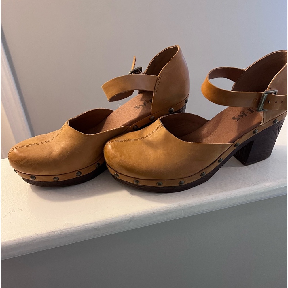 Korks. Worn once.